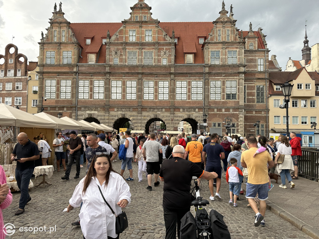 Pogoda nie odstrasza zwiedzających! Tłumy na Jarmarku Dominikańskim w Gdańsku [FOTO]