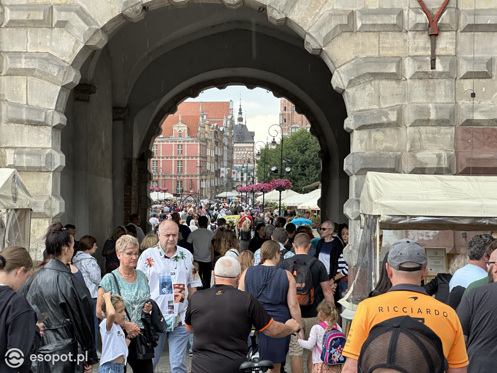 Pogoda nie odstrasza zwiedzających! Tłumy na Jarmarku Dominikańskim w Gdańsku [FOTO]