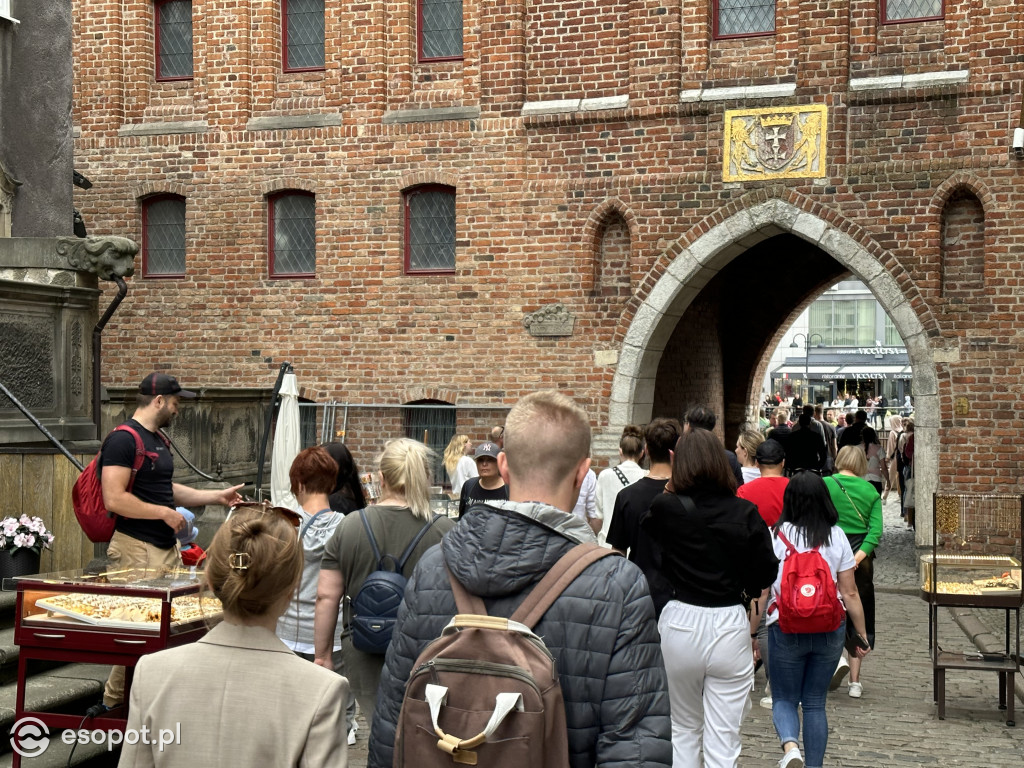 Pogoda nie odstrasza zwiedzających! Tłumy na Jarmarku Dominikańskim w Gdańsku [FOTO]