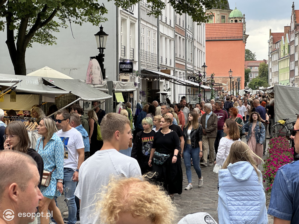 Pogoda nie odstrasza zwiedzających! Tłumy na Jarmarku Dominikańskim w Gdańsku [FOTO]