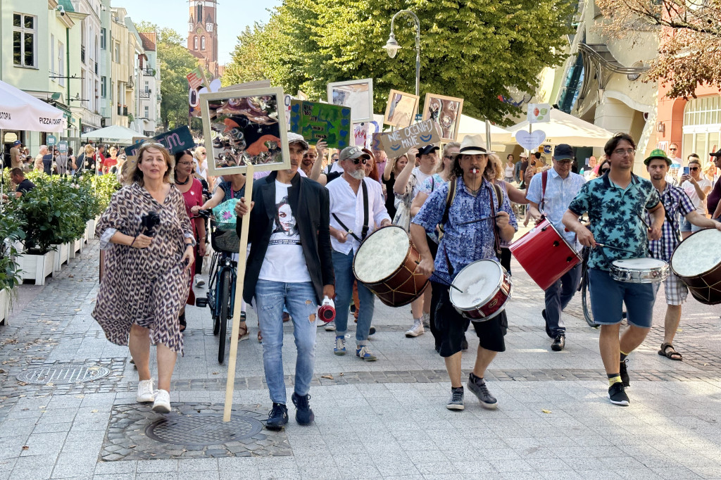 Sopot solidarny z osobami w kryzysie! Za nami marsz i przejście przez symboliczne drzwi [FOTO]