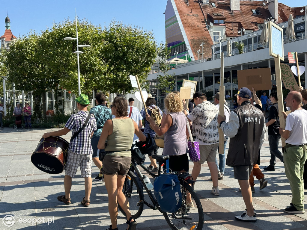 Sopot solidarny z osobami w kryzysie! Za nami marsz i przejście przez symboliczne drzwi [FOTO]