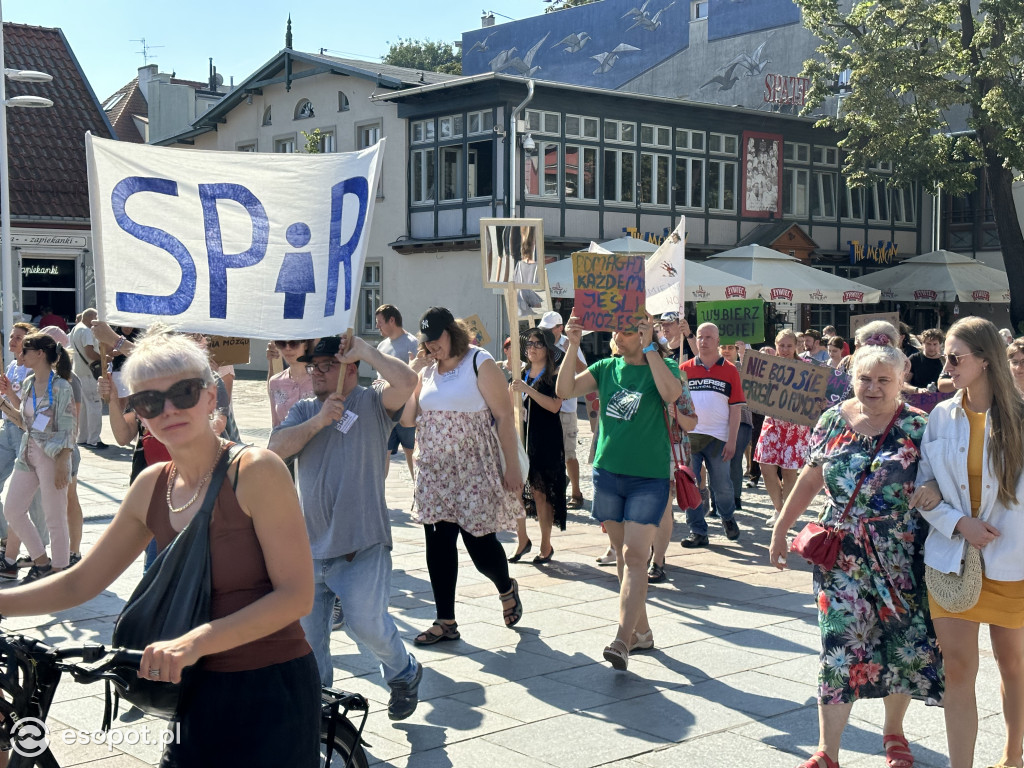 Sopot solidarny z osobami w kryzysie! Za nami marsz i przejście przez symboliczne drzwi [FOTO]