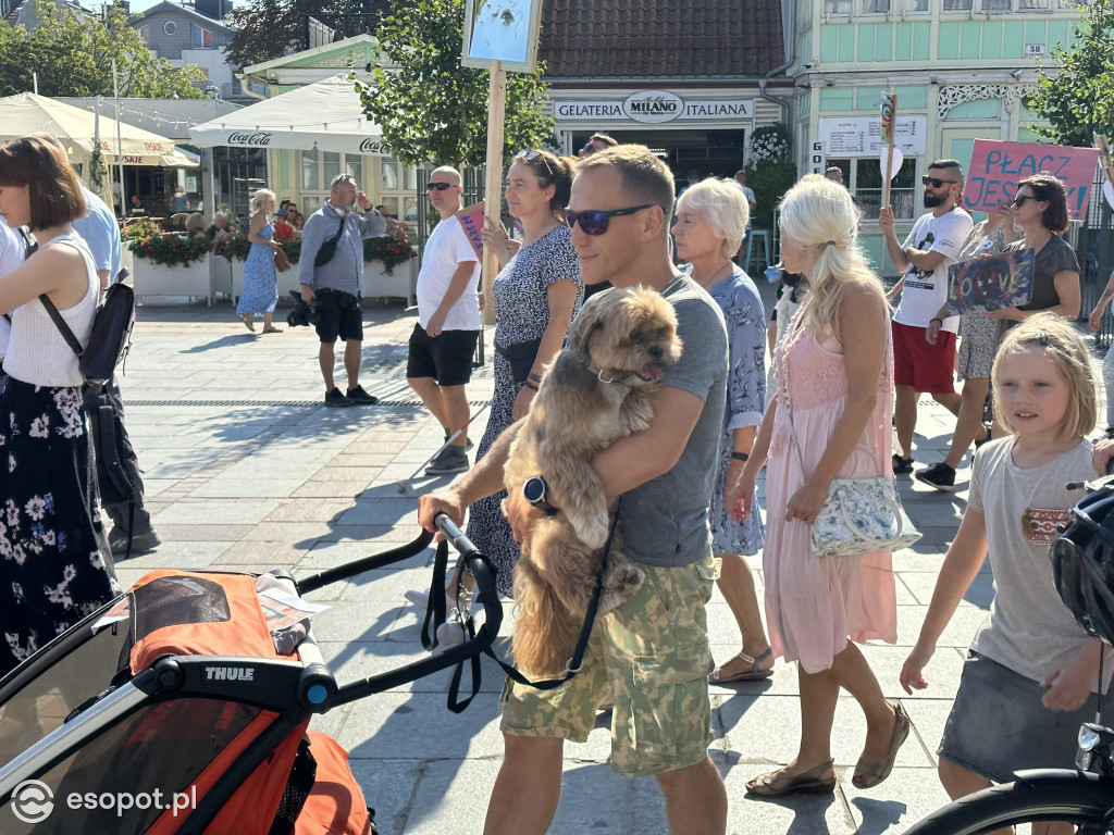 Sopot solidarny z osobami w kryzysie! Za nami marsz i przejście przez symboliczne drzwi [FOTO]