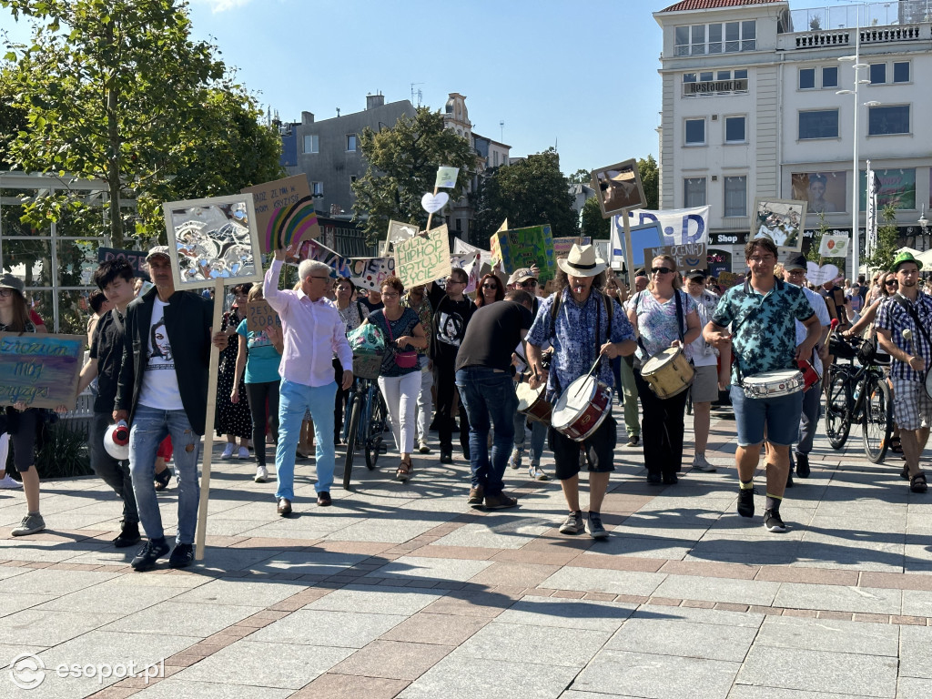 Sopot solidarny z osobami w kryzysie! Za nami marsz i przejście przez symboliczne drzwi [FOTO]