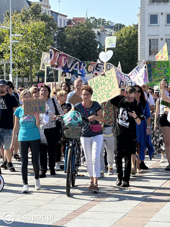 Sopot solidarny z osobami w kryzysie! Za nami marsz i przejście przez symboliczne drzwi [FOTO]