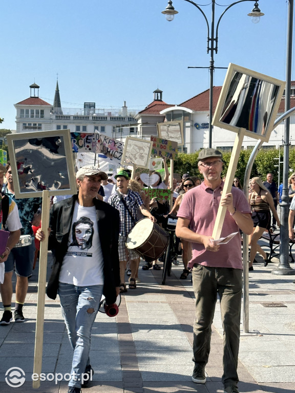 Sopot solidarny z osobami w kryzysie! Za nami marsz i przejście przez symboliczne drzwi [FOTO]