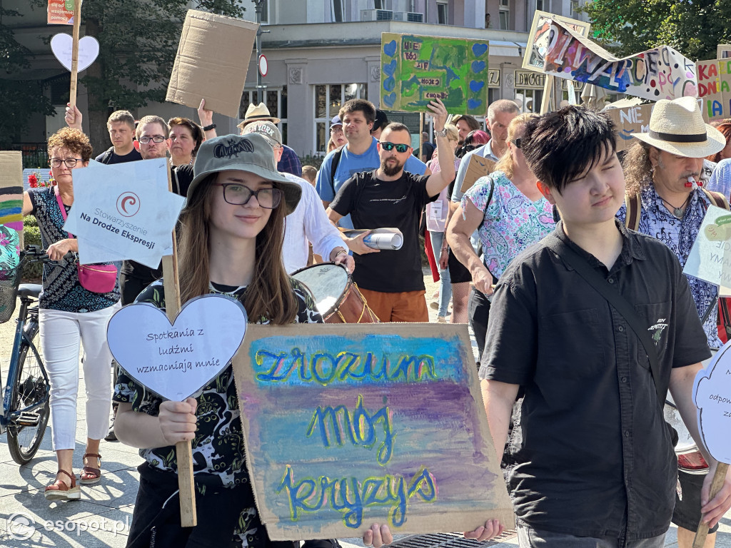 Sopot solidarny z osobami w kryzysie! Za nami marsz i przejście przez symboliczne drzwi [FOTO]