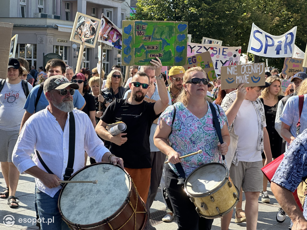 Sopot solidarny z osobami w kryzysie! Za nami marsz i przejście przez symboliczne drzwi [FOTO]