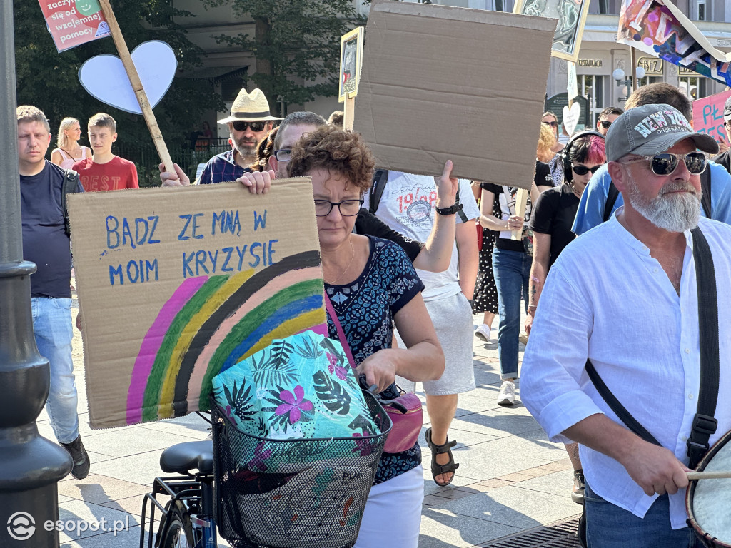 Sopot solidarny z osobami w kryzysie! Za nami marsz i przejście przez symboliczne drzwi [FOTO]