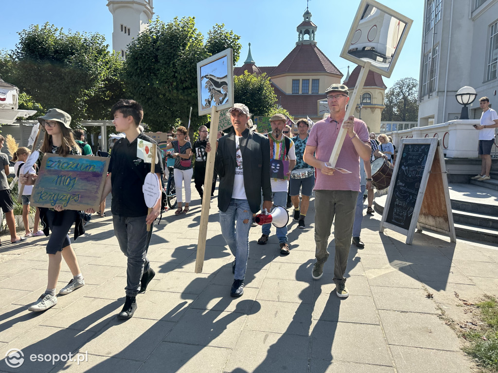 Sopot solidarny z osobami w kryzysie! Za nami marsz i przejście przez symboliczne drzwi [FOTO]