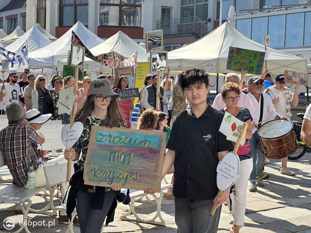 Sopot solidarny z osobami w kryzysie! Za nami marsz i przejście przez symboliczne drzwi [FOTO]