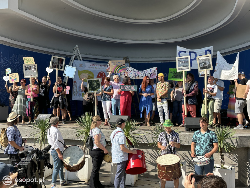 Sopot solidarny z osobami w kryzysie! Za nami marsz i przejście przez symboliczne drzwi [FOTO]