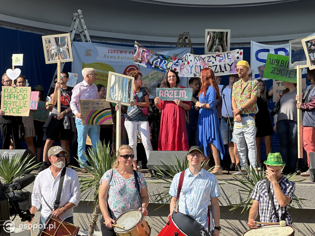 Sopot solidarny z osobami w kryzysie! Za nami marsz i przejście przez symboliczne drzwi [FOTO]