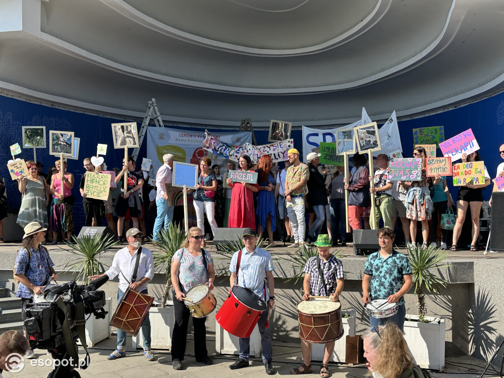 Sopot solidarny z osobami w kryzysie! Za nami marsz i przejście przez symboliczne drzwi [FOTO]