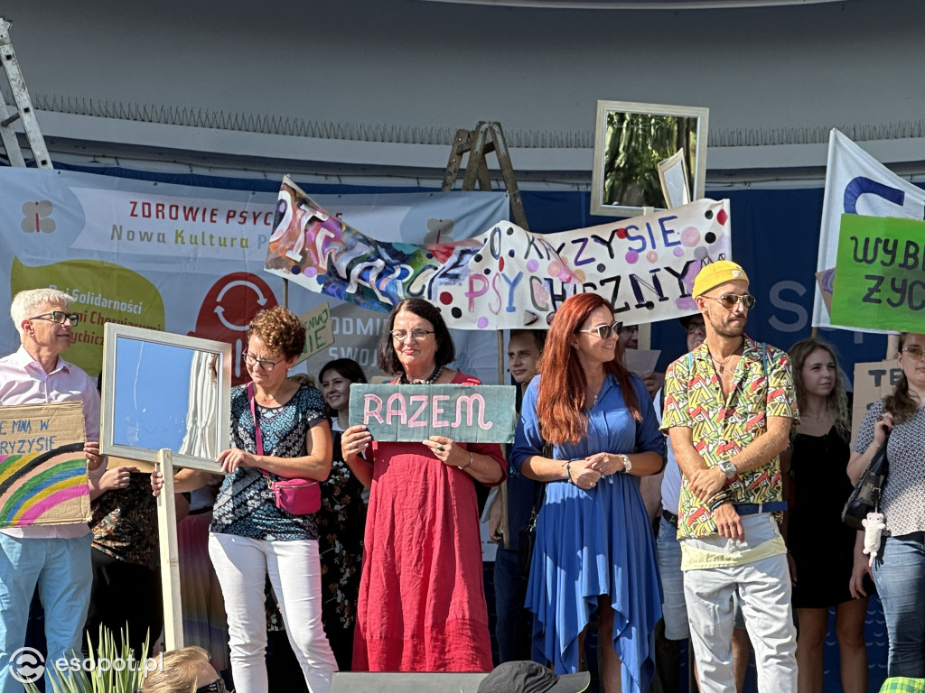 Sopot solidarny z osobami w kryzysie! Za nami marsz i przejście przez symboliczne drzwi [FOTO]