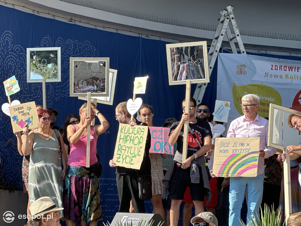 Sopot solidarny z osobami w kryzysie! Za nami marsz i przejście przez symboliczne drzwi [FOTO]