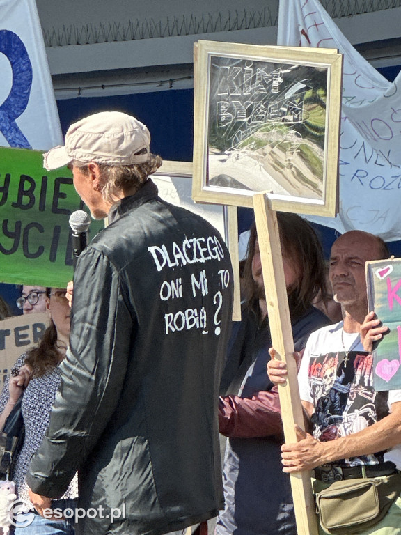 Sopot solidarny z osobami w kryzysie! Za nami marsz i przejście przez symboliczne drzwi [FOTO]