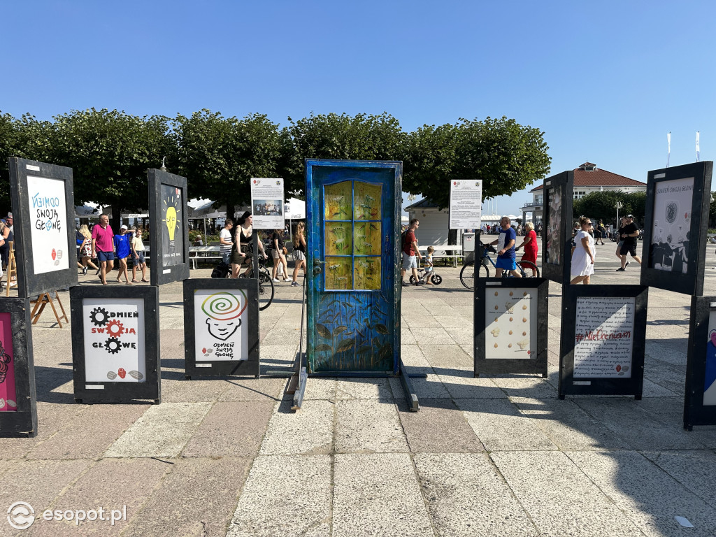 Sopot solidarny z osobami w kryzysie! Za nami marsz i przejście przez symboliczne drzwi [FOTO]