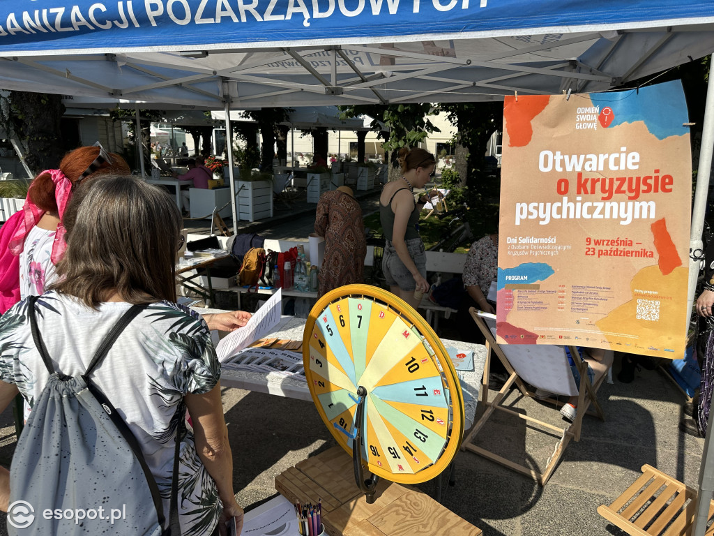 Sopot solidarny z osobami w kryzysie! Za nami marsz i przejście przez symboliczne drzwi [FOTO]