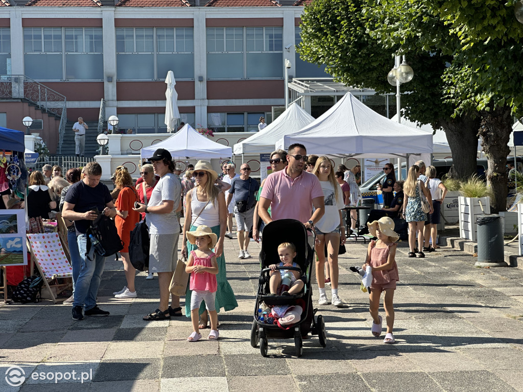 Sopot solidarny z osobami w kryzysie! Za nami marsz i przejście przez symboliczne drzwi [FOTO]