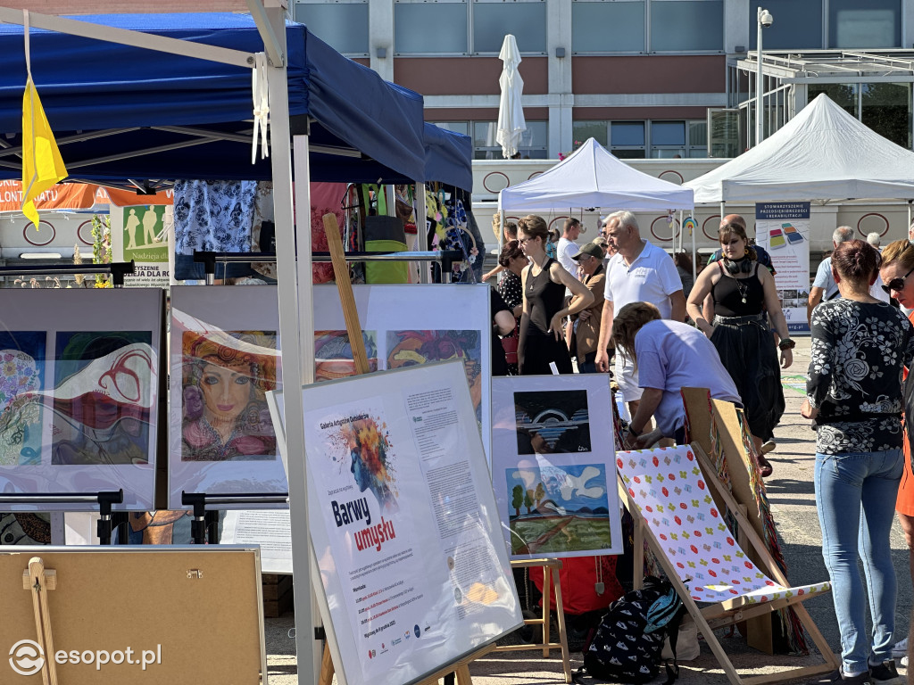 Sopot solidarny z osobami w kryzysie! Za nami marsz i przejście przez symboliczne drzwi [FOTO]