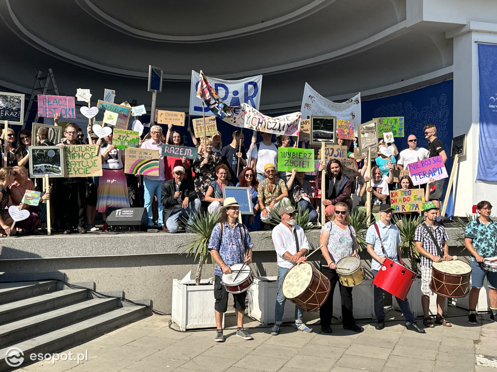 Sopot solidarny z osobami w kryzysie! Za nami marsz i przejście przez symboliczne drzwi [FOTO]