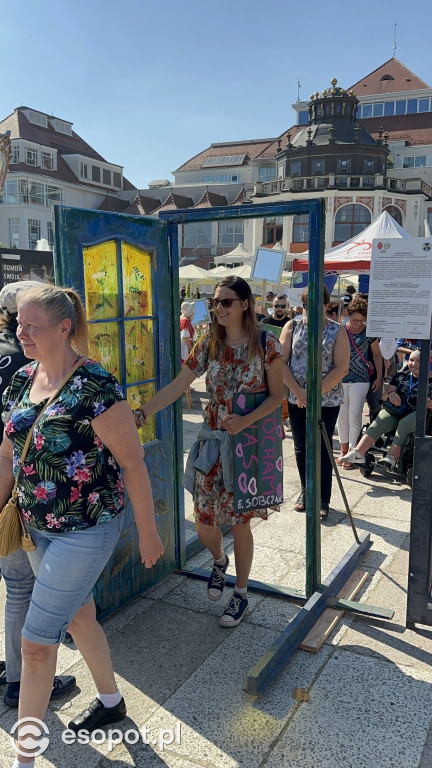 Sopot solidarny z osobami w kryzysie! Za nami marsz i przejście przez symboliczne drzwi [FOTO]