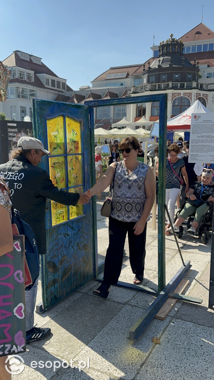 Sopot solidarny z osobami w kryzysie! Za nami marsz i przejście przez symboliczne drzwi [FOTO]