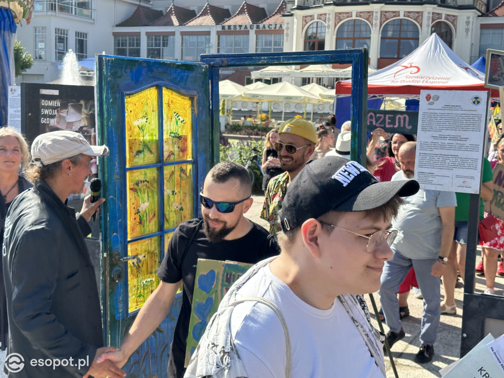 Sopot solidarny z osobami w kryzysie! Za nami marsz i przejście przez symboliczne drzwi [FOTO]