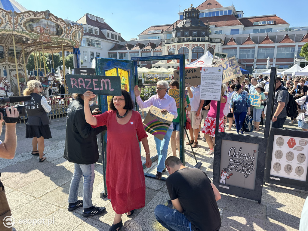 Sopot solidarny z osobami w kryzysie! Za nami marsz i przejście przez symboliczne drzwi [FOTO]