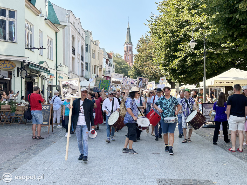 Sopot solidarny z osobami w kryzysie! Za nami marsz i przejście przez symboliczne drzwi [FOTO]