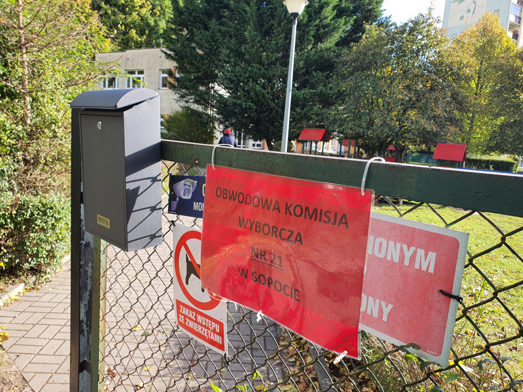 Sopocianie idą głosować! Tłumy w lokalach wyborczych [FOTO]