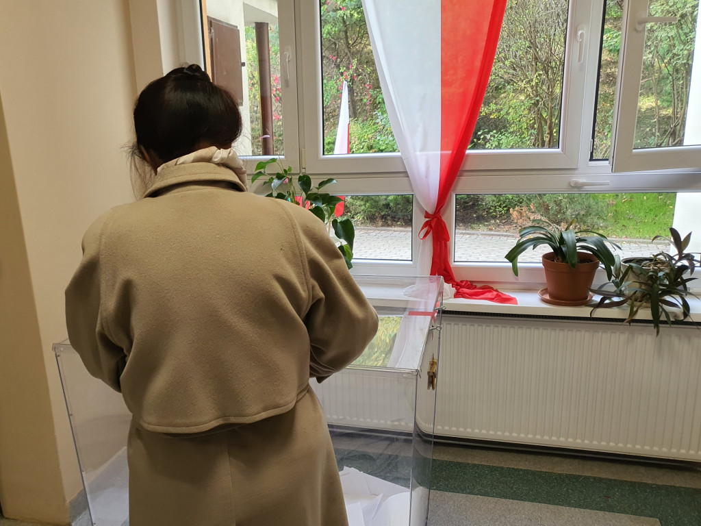 Sopocianie idą głosować! Tłumy w lokalach wyborczych [FOTO]