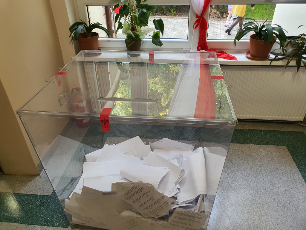 Sopocianie idą głosować! Tłumy w lokalach wyborczych [FOTO]