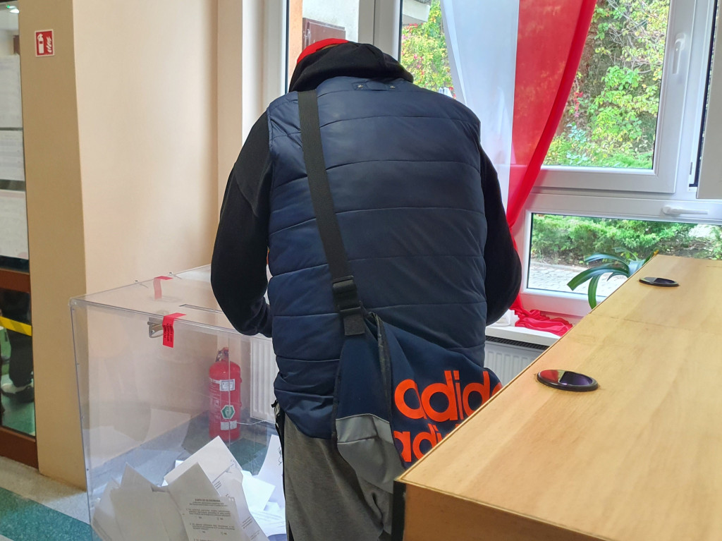 Sopocianie idą głosować! Tłumy w lokalach wyborczych [FOTO]