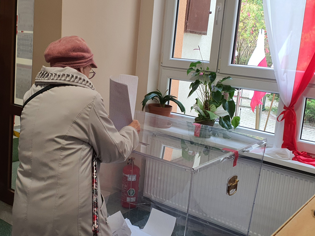 Sopocianie idą głosować! Tłumy w lokalach wyborczych [FOTO]