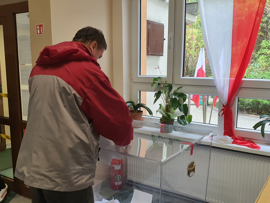 Sopocianie idą głosować! Tłumy w lokalach wyborczych [FOTO]