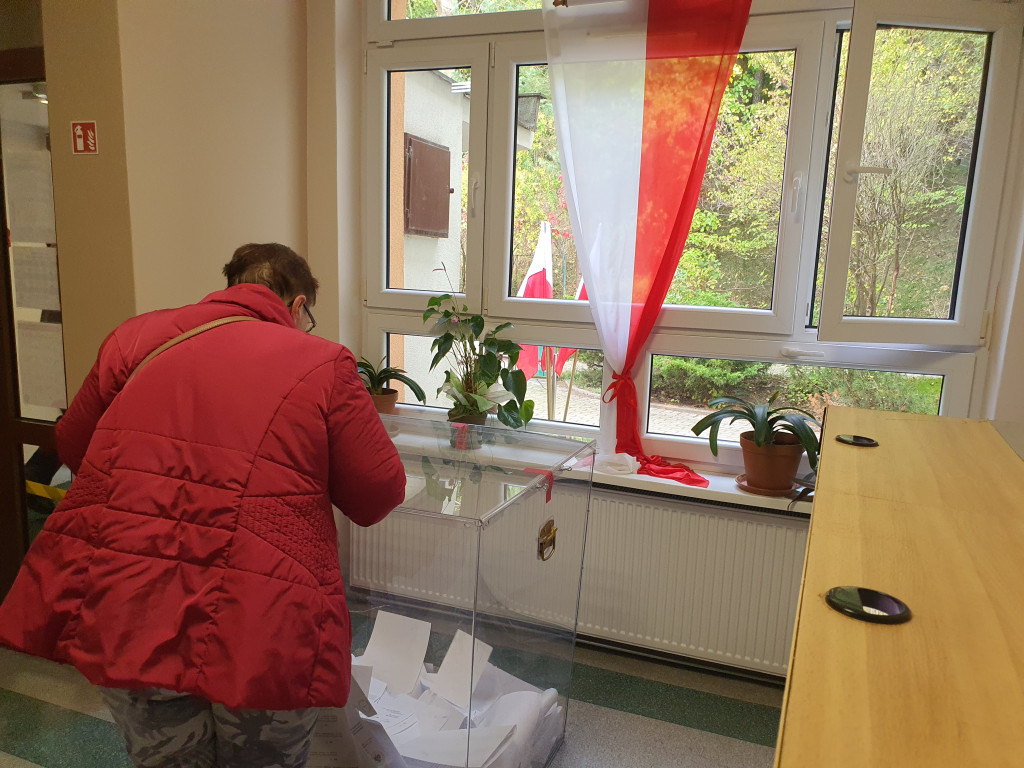 Sopocianie idą głosować! Tłumy w lokalach wyborczych [FOTO]