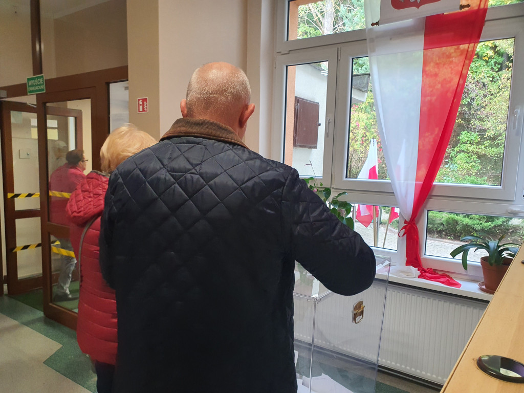 Sopocianie idą głosować! Tłumy w lokalach wyborczych [FOTO]