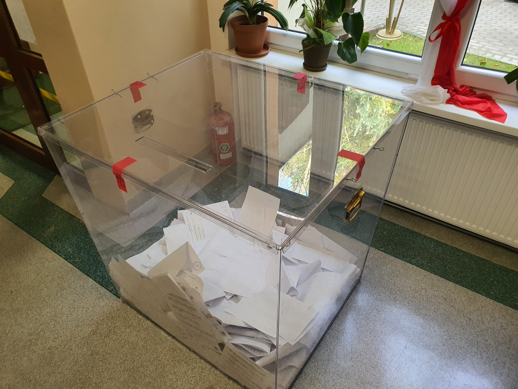Sopocianie idą głosować! Tłumy w lokalach wyborczych [FOTO]