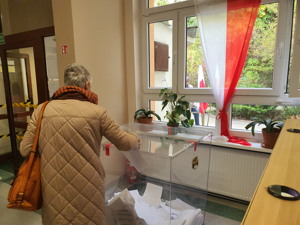 Sopocianie idą głosować! Tłumy w lokalach wyborczych [FOTO]