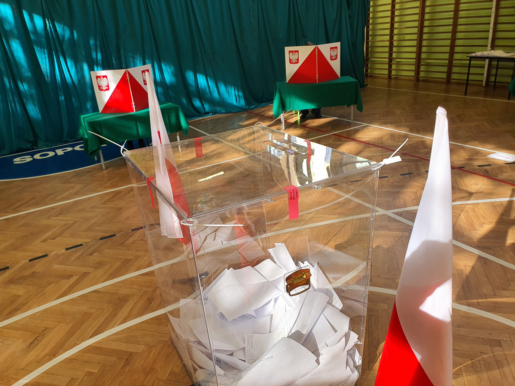 Sopocianie idą głosować! Tłumy w lokalach wyborczych [FOTO]