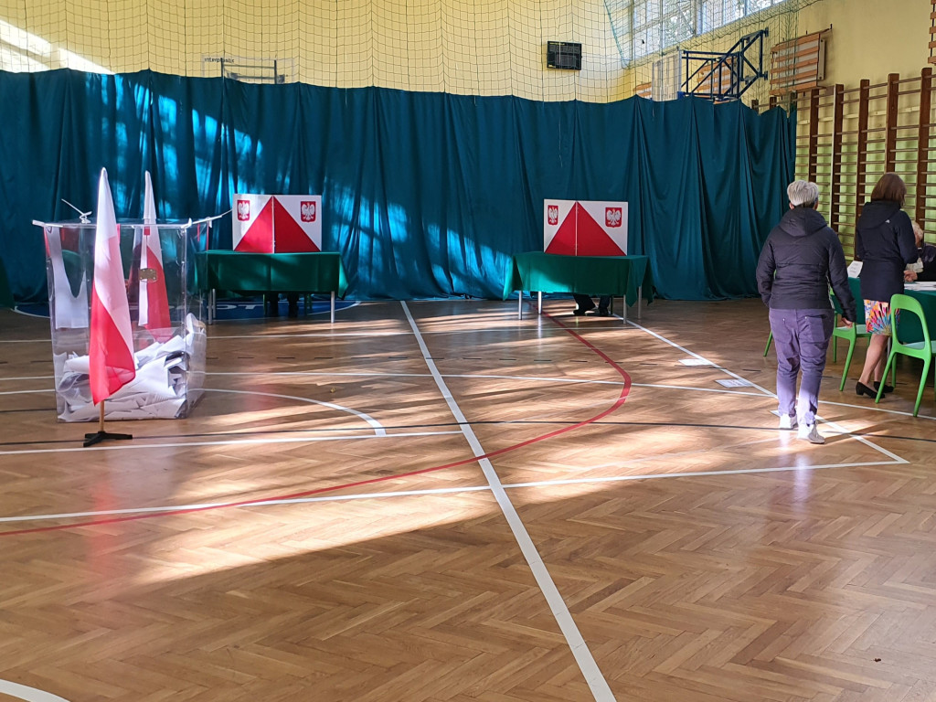 Sopocianie idą głosować! Tłumy w lokalach wyborczych [FOTO]