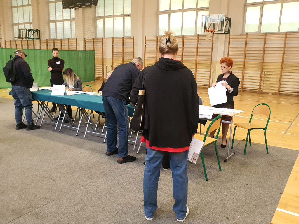 Sopocianie idą głosować! Tłumy w lokalach wyborczych [FOTO]