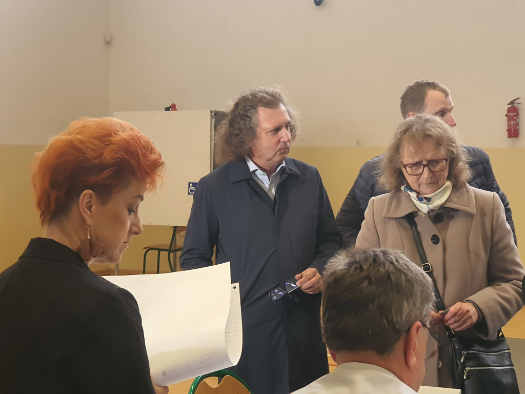 Sopocianie idą głosować! Tłumy w lokalach wyborczych [FOTO]