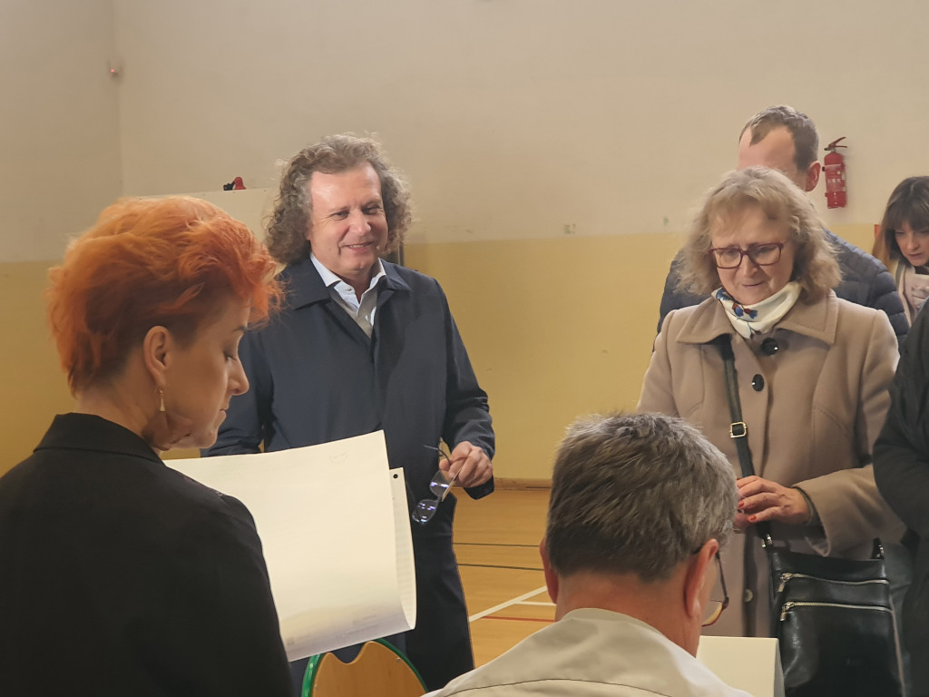 Sopocianie idą głosować! Tłumy w lokalach wyborczych [FOTO]