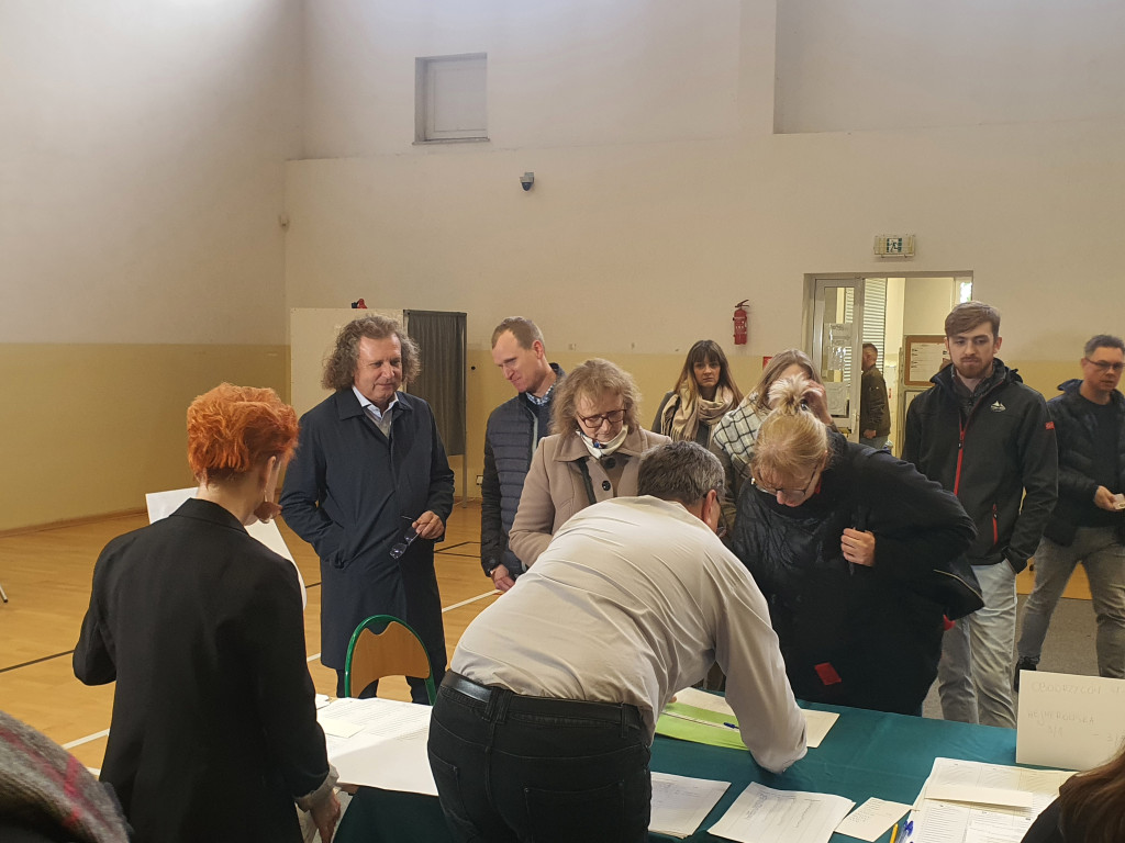 Sopocianie idą głosować! Tłumy w lokalach wyborczych [FOTO]