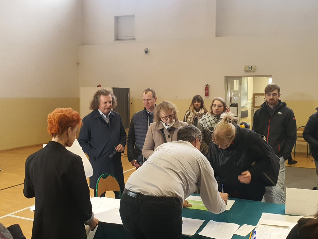 Sopocianie idą głosować! Tłumy w lokalach wyborczych [FOTO]