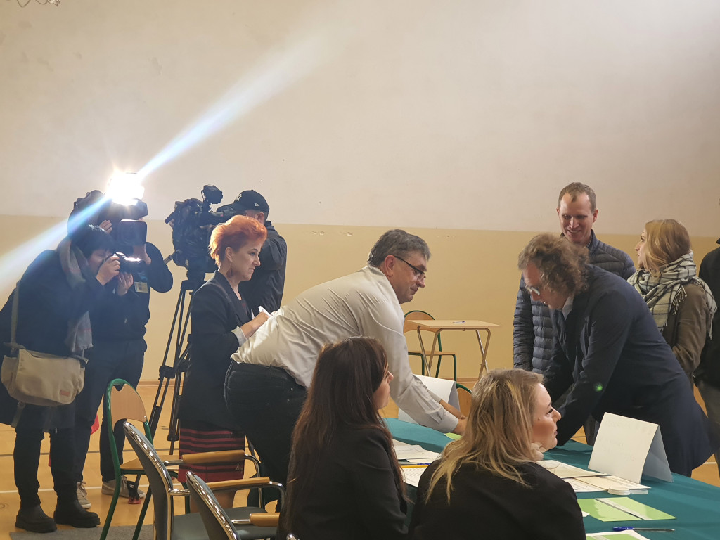 Sopocianie idą głosować! Tłumy w lokalach wyborczych [FOTO]